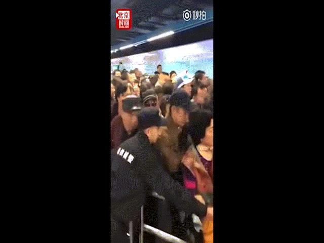 Thế giới - TQ: Cảnh tượng kinh hoàng khi tàu điện mở cửa miễn phí cho dân