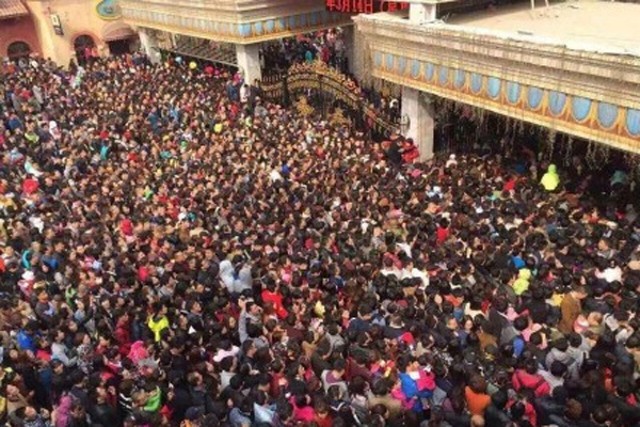 TQ: Cảnh tượng kinh hoàng khi tàu điện mở cửa miễn phí cho dân - 3