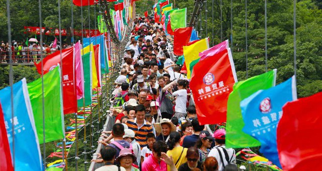 TQ: Cảnh tượng kinh hoàng khi tàu điện mở cửa miễn phí cho dân - 2