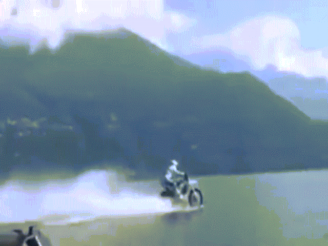 Kinh ngạc cảnh lái xe máy chạy phăng phăng trên mặt nước