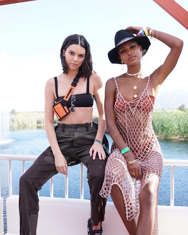 Sao đua nhau mặc áo tắm, đồ lót đi xem nhạc - 6