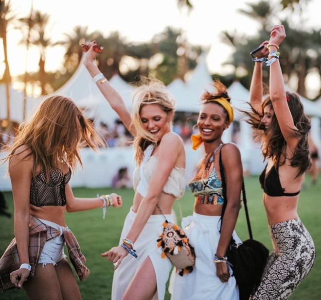 Sao đua nhau mặc áo tắm, đồ lót đi xem nhạc - 8