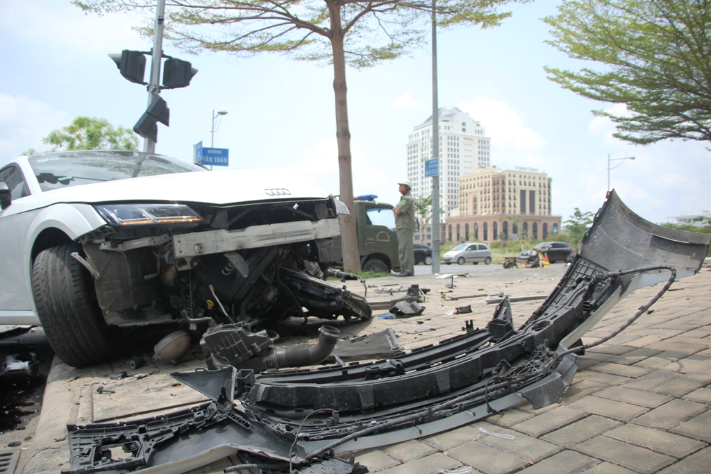 Bẻ lái tránh xe máy, xế sang Audi nát đầu tại khu “nhà giàu” Sài Gòn - 2