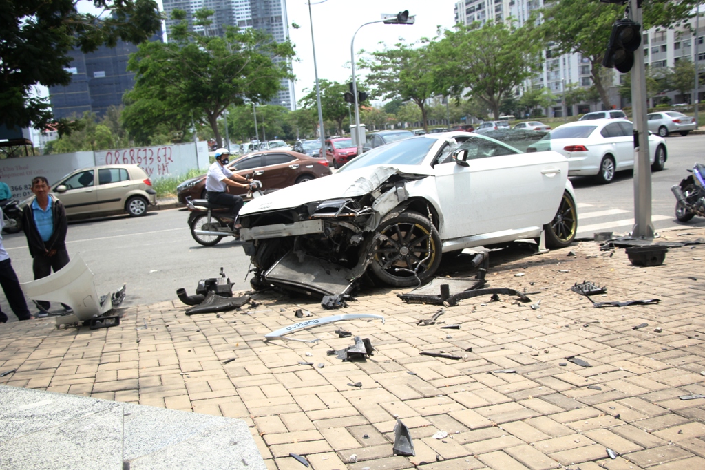 Bẻ lái tránh xe máy, xế sang Audi nát đầu tại khu “nhà giàu” Sài Gòn - 3