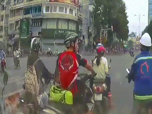 Kinh hoàng, cô gái bị cướp kéo lê hàng chục mét giữa phố SG
