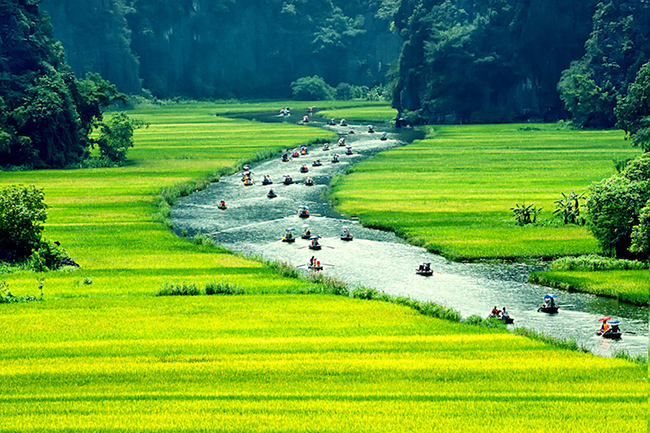 Tam Cốc: Là danh lam ở tỉnh Ninh Bình, Tam Cốc gồm 3 hang động nằm trong một cảnh quan tuyệt đẹp của những đá vôi, cánh đồng lúa và dòng sông chảy qua khu vực.