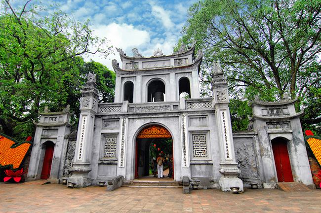 Văn Miếu: Nằm ở thành phố Hà Nội, được coi là trường Đại học đầu tiên của Việt Nam. Xây dựng vào thế kỷ thứ 11, Văn Miếu đã tôn vinh các học giả và nhiều thành tựu học thuật của người Việt Nam.