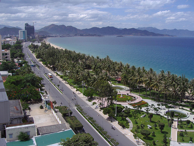 Nha Trang: Là thành phố nghỉ mát nổi tiếng nhất của Việt Nam. Nha Trang có các bãi biển đẹp với bãi cát trắng tinh, làn nước biển trong lành với nhiệt độ dịu nhẹ.