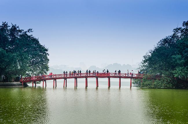 Hồ Hoàn Kiếm: Nằm ở trung tâm lịch sử của Hà Nội, Hồ Hoàn Kiếm là một trong những thắng cảnh chính của thành phố và là điểm giải trí ưa thích của người dân địa phương.