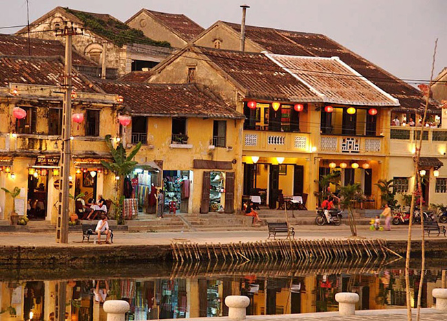 Hội An: Hội An trước đây từng là một cảng quốc tế từ thế kỷ 16. Trái tim của thành phố vẫn là thị trấn cổ với nhiều làn đường quanh co và các cửa hàng kiểu xưa cũ.