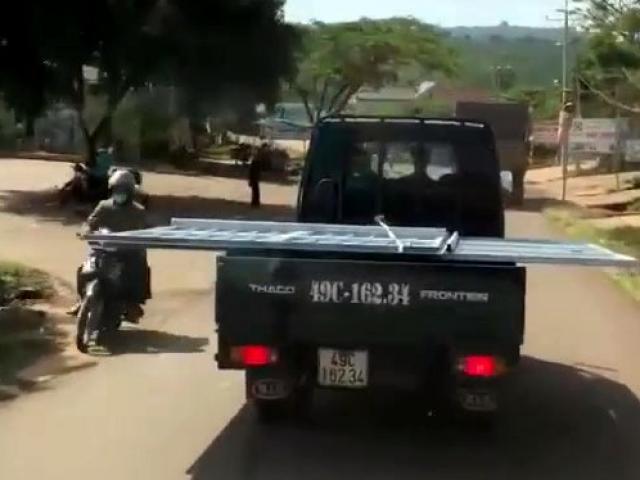 Tin tức trong ngày - Phạt tài xế chở "lưỡi hái tử thần" làm xiếc trên đường