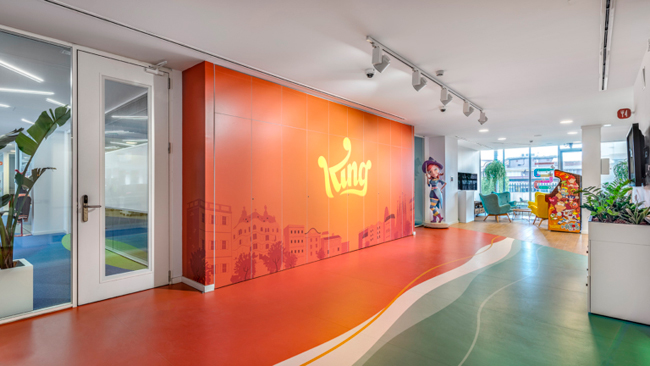 King có 2.000 nhân viên trên toàn cầu, từ Chicago đến San Francisco, Berlin, Tokyo và Barcelona. Trong đó, văn phòng ở Barcelona, Thụy Điển được thiết kế khá giống với hiệu ứng game – đầy màu sắc rực rỡ và tràn ngập những điều thú vị để khám phá.