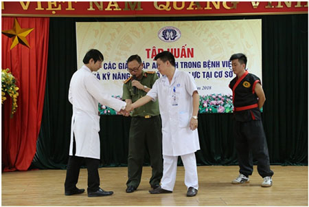 Bệnh viện Phú Thọ mời công an, võ sư về dạy chiêu giúp bác sĩ tự vệ - 1
