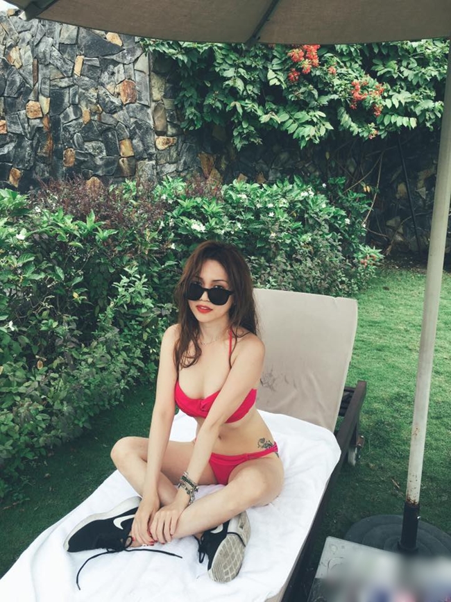 Vóc dáng cân đối, gợi cảm của cô nàng khi diện bikini.
