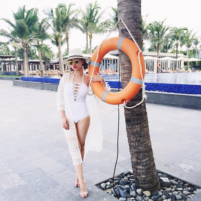 Ca sĩ sinh năm 1984 tự tin khoe dáng trong bộ bikini quyến rũ.