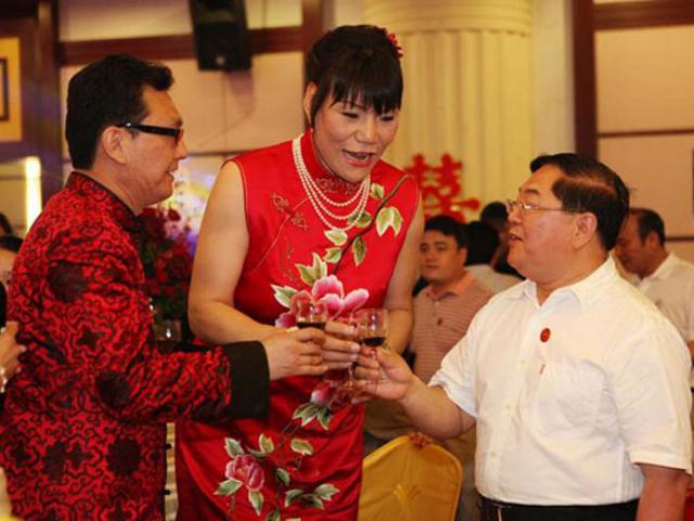 Nữ VĐV Trung Quốc cao 2m03 sánh duyên ”chú lùn”: ”Chiếc bẫy” trời định