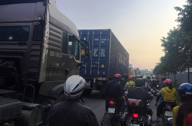 Xe buýt chuyển làn đột ngột, 3 xe khác “dính chùm” trên xa lộ - 3