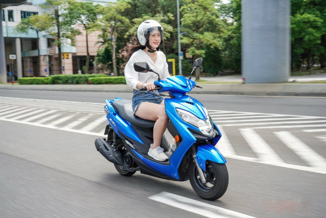 Tôn dáng phái đẹp với mẫu xe ga Suzuki Swish.