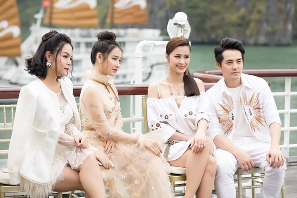 Nhã Phương lộng lẫy dự show Lê Thanh Hòa trên du thuyền - 3