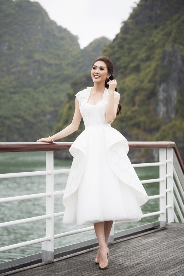 Nhã Phương lộng lẫy dự show Lê Thanh Hòa trên du thuyền - 10