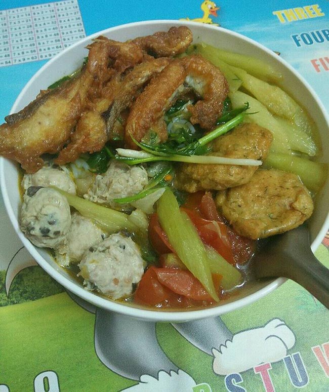 Ăn sạch cả bát bún to nhưng anh chồng này vẫn phán "nấu như cho lợn ăn" - 2