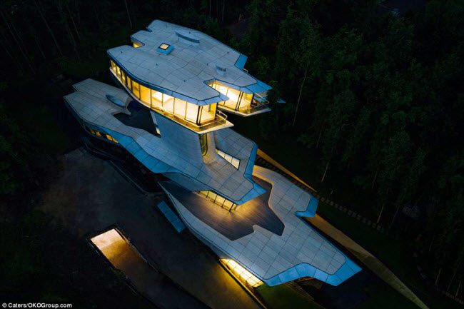 Căn nhà có hình dạng giống như phi thuyền khổng lồ này được xây dựng tại khu Bharvika, ngoại ô thành phố Moscow.