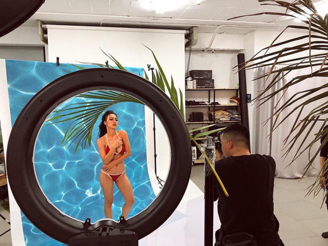 Bà mẹ một con khoe vóc dáng nóng bỏng trong buổi chụp hình thời trang bikini.