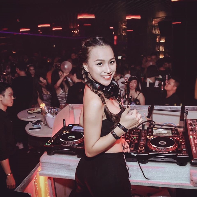 DJ Tít cho biết, vì bận rộn với công việc kinh doanh, lịch diễn cô đều dời tới cuối tháng.