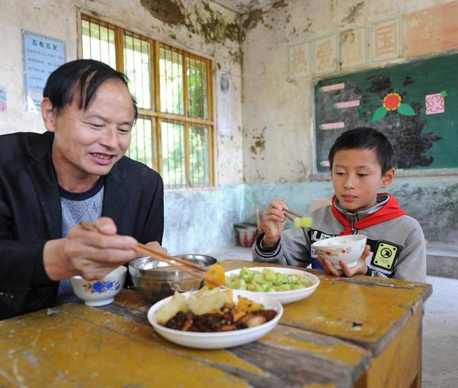 Lý do bất ngờ đằng sau những ngôi trường chỉ có 1 thầy 1 trò - 2
