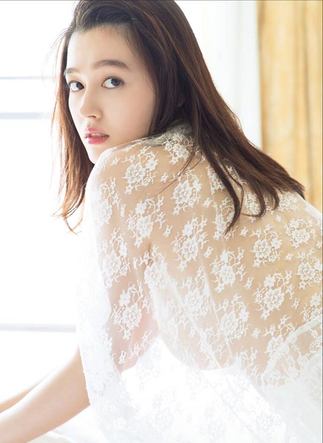 Koharu Kusumi được xem là “tường thành nhan sắc” trong làng giải trí Nhật.