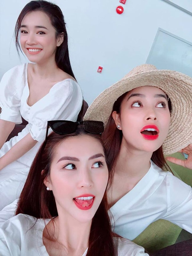 Trước đó, Hoa hậu Phạm Hương cũng chia sẻ hình ảnh vui vẻ bên&nbsp;Nhã Phương khi cả hai dự sự kiện tại Vịnh Hạ Long. Trước ống kính, người đẹp sinh năm 1990 vẫn nở nụ cười rất tươi như thể không hề bị ảnh hưởng bởi bê bối tình cảm của bạn trai.