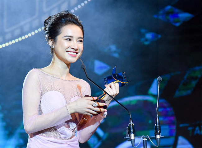 Khi được vinh danh giải thưởng Nữ diễn viên chính xuất sắc nhất, Nhã Phương chia sẻ giải thưởng này như chiếc phao cứu sinh của cô trong thời điểm nhạy cảm.