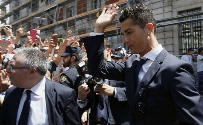 Nóng: Ronaldo trách móc “Người phán xử” thiên vị Messi, đối mặt 15 năm tù - 1