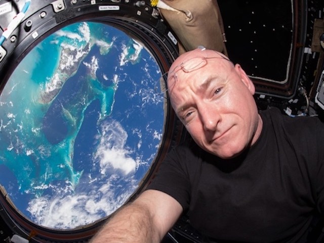 Công nghệ thông tin - Con người có thể bất tử khi sống ngoài vũ trụ không?