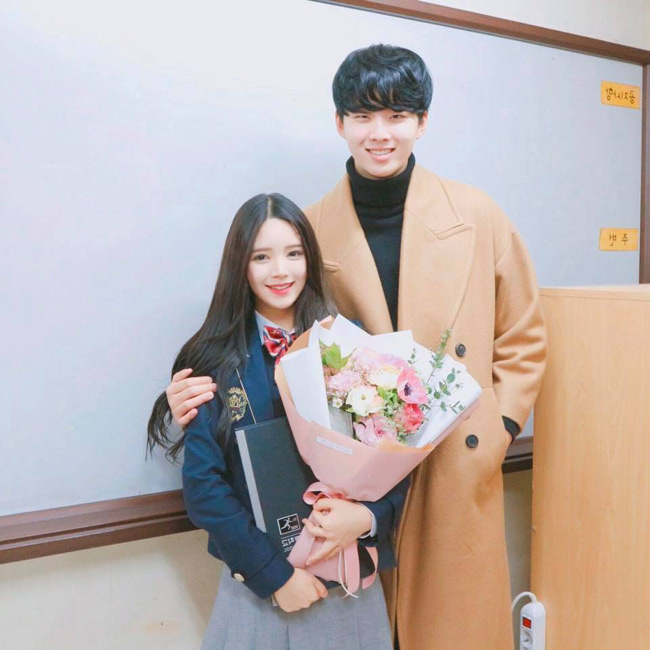 Đó chính là cặp đôi Yoon Seo Ah và Chae Hyuk Joon - hai gương mặt hot trên cộng đồng mạng xã hội Hàn vì mối tình đẹp của hai người chênh lệch quá nhiều về chiều cao.