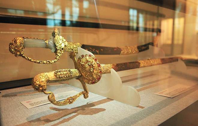 Tận thấy cặp kiếm vàng bảo vật của vua Khải Định - 1