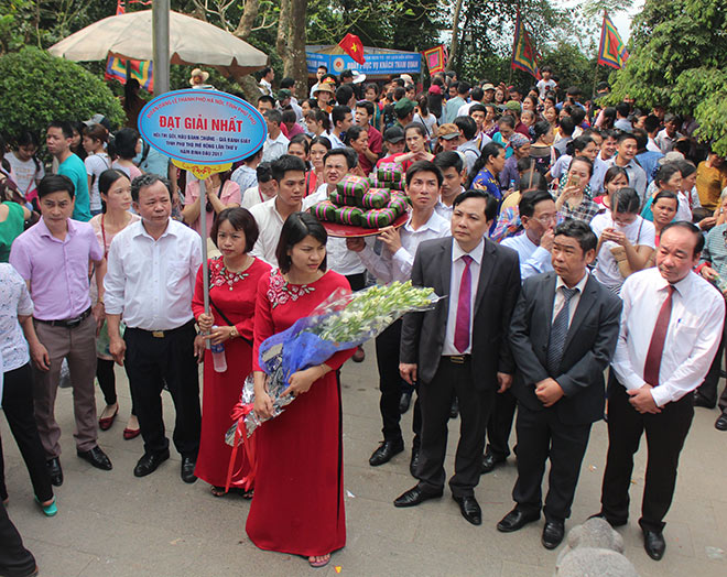 Dâng chiếc bánh do nghệ nhân tài hoa nhất làm lên Vua Hùng - 1