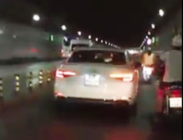 Clip: Xe sang Audi chạy kiểu “đường của mình” trong hầm vượt sông Sài Gòn - 1