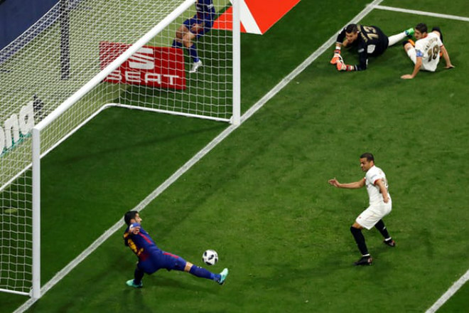 Barcelona vô địch Cúp Nhà vua: Suarez - Messi &#34;bung lụa&#34;, Iniesta bật khóc - 2