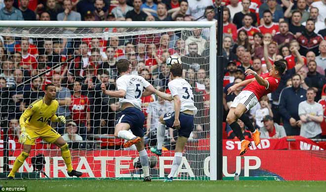 MU hạ Tottenham: Sanchez đánh đầu ghi bàn hệt Messi, chiến binh siêu hạng - 1