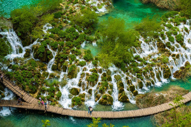 Hồ Plitvice, Croatia: Lối đi nhân tạo trong vườn quốc gia hồ Plitvice giúp du khách có thể chiêm ngưỡng vẻ đẹp của 16 thác nước và hồ bậc thang ở đây.