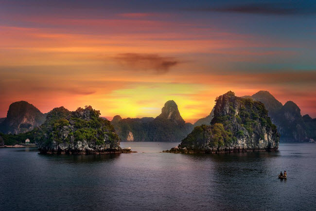 Vịnh Hạ Long, Việt Nam: Khu thắng cảnh này bao gồm 1.600 hòn đảo đá vôi và nhiều hang động đẹp.