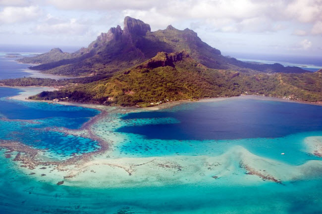 Bora Bora, quần đảo Polynesia thuộc Pháp: Hòn đảo ở Nam Thái Bình Dương được ví như thiên đường nhiệt đới, với hồ nước trong xanh và những rạn san hô khổng lồ.