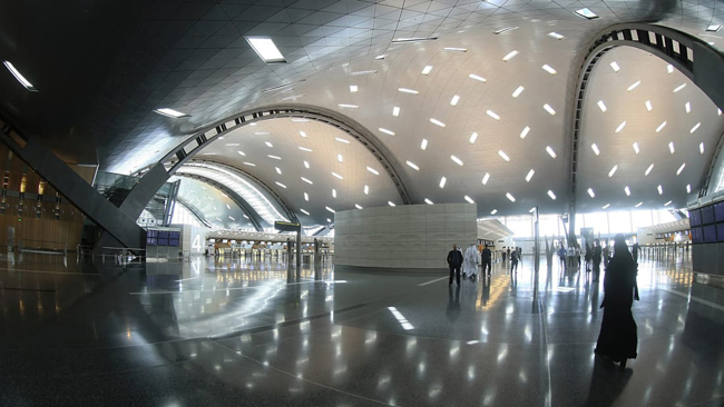 Kiến trúc của sân bay vô cùng ấn tượng, với mái vòm gợn sóng gợi nhớ đến vị trí ven biển của sân bay.