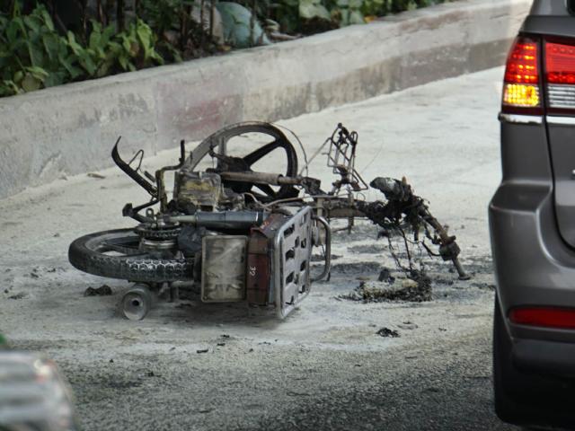 Pháp luật - Xin CSGT “bỏ qua” lỗi vi phạm không được, thanh niên đốt luôn xe máy