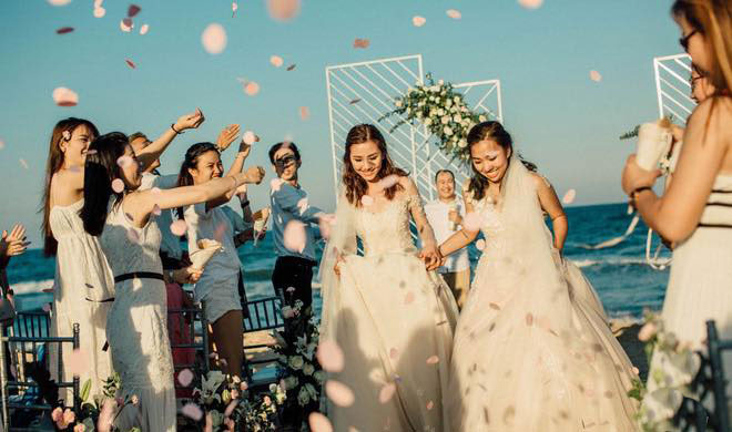 Hai cô gái từng là tình địch tổ chức đám cưới đẹp như mơ giữa bãi biển - 1