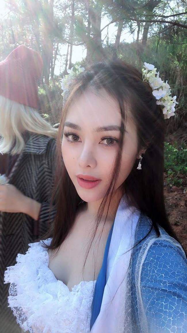 Tạo hình cổ trang trong MV mới hợp tác cùng Châu Khải Phong của người đẹp Hà thành nhận được nhiều lời khen ngợi.