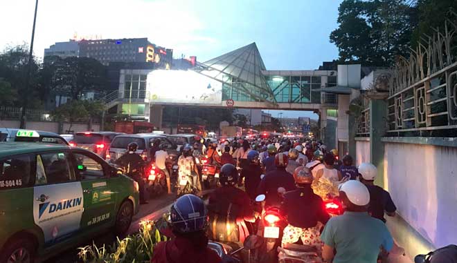 Ngàn người “chôn chân” ngày đầu tuần ở cửa ngõ Tân Sơn Nhất vì "ông trời"? - 3