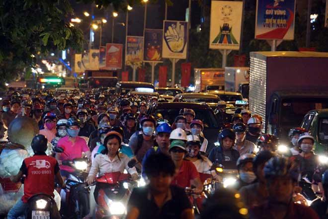Ngàn người “chôn chân” ngày đầu tuần ở cửa ngõ Tân Sơn Nhất vì "ông trời"? - 2