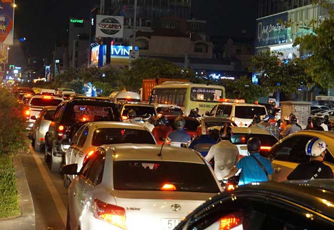 Ngàn người “chôn chân” ngày đầu tuần ở cửa ngõ Tân Sơn Nhất vì "ông trời"? - 8